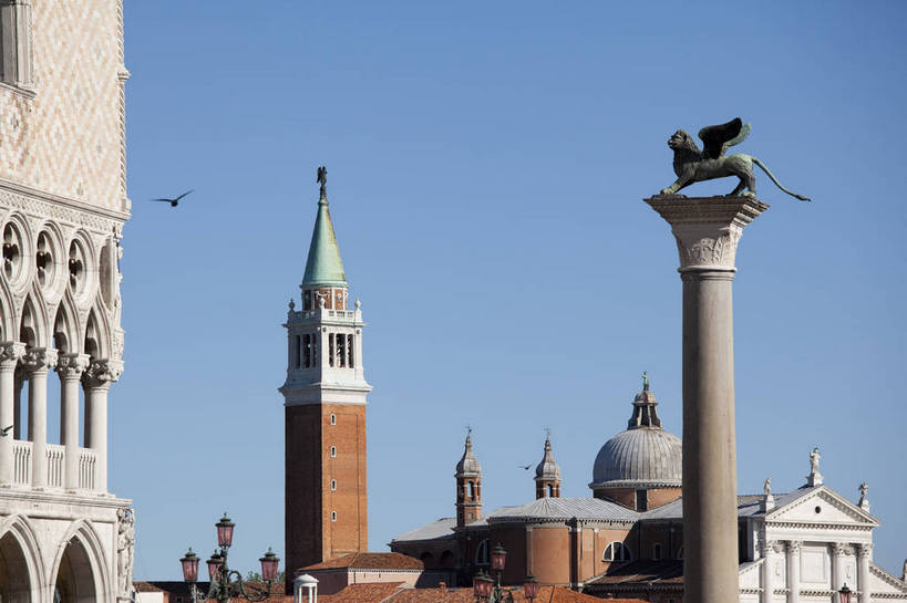 广场,教堂,横图,彩色,室外,白天,旅游,度假,名胜古迹,标志建筑,地标,建筑,意大利,威尼斯,遗迹,图片,建筑群,钟楼,尖顶,古典,古迹,文物,娱乐,建设,古建筑,圆顶,地标建筑,享受,休闲,旅游胜地,放松,摄影,文明,古文明,哥特式建筑,世界文化遗产,圣马可广场,旅行,传统文化,bj174