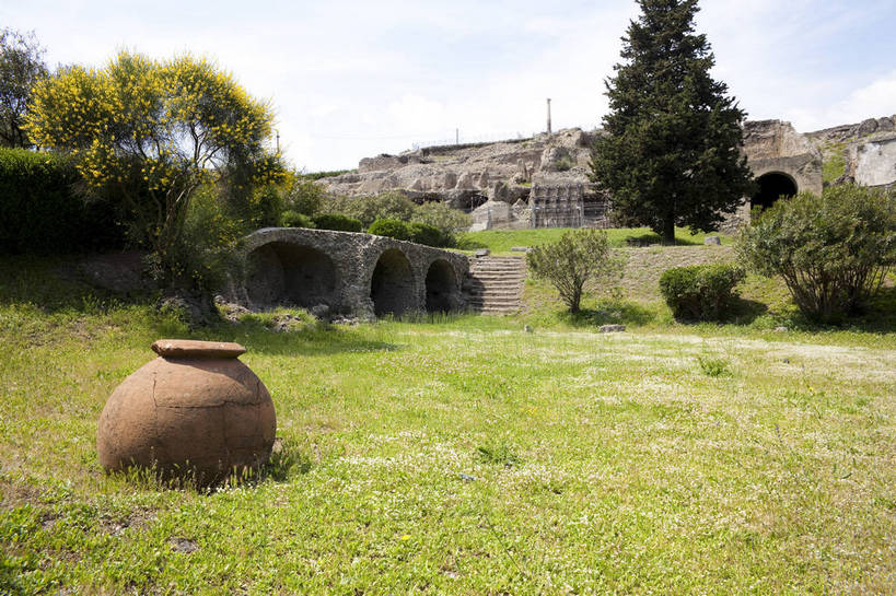 横图,彩色,室外,白天,旅游,度假,草坪,名胜古迹,标志建筑,地标,建筑,意大利,破旧,遗迹,罐,图片,古城,建筑群,古典,古迹,文物,娱乐,建设,城墙,古建筑,桥洞,历史建筑,遗址,树,地标建筑,享受,休闲,旅游胜地,放松,摄影,文明,古文明,世界文化遗产,庞贝古城,旅行,传统文化,bj174