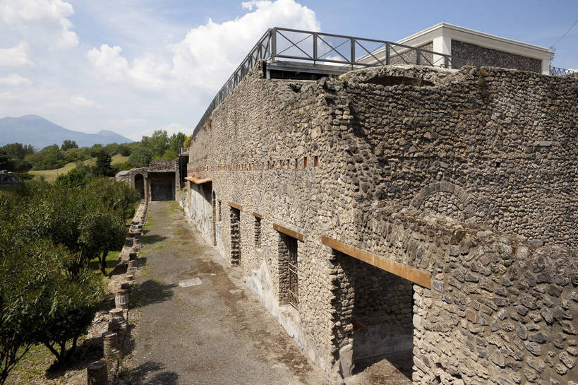 横图,彩色,室外,白天,旅游,度假,名胜古迹,标志建筑,地标,建筑,意大利,破旧,遗迹,图片,古城,建筑群,古典,古迹,文物,娱乐,建设,城墙,古建筑,历史建筑,遗址,树,地标建筑,享受,休闲,旅游胜地,放松,摄影,文明,古文明,世界文化遗产,庞贝古城,旅行,传统文化,bj174