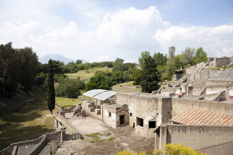 横图,彩色,室外,白天,旅游,度假,草地,名胜古迹,标志建筑,地标,建筑,意大利,破旧,遗迹,图片,古城,建筑群,古典,古迹,文物,娱乐,建设,城墙,古建筑,历史建筑,遗址,树,地标建筑,享受,休闲,旅游胜地,放松,摄影,文明,古文明,世界文化遗产,庞贝古城,旅行,传统文化,bj174