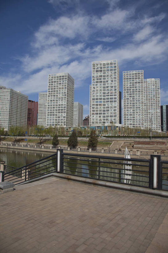 无人,公园,广场,竖图,彩色,室外,白天,旅游,商务,美景,道路,建筑,街道,路,公路,北京,中国,亚洲,图片,河岸,景观,交通,首都,辉煌,现代建筑,旅游胜地,商务楼,景色,竖,金融,摄影,经济,河堤,文明,中国文化,贸易,东亚,发展,中华人民共和国,北京市,京,北平,华北地区,朝阳区,通州区,繁荣,河,马路,旅行,商业,北京CBD,北京商务中心区,中国北京大北窑,庆丰公园,建外SOHO,通惠河,bj174