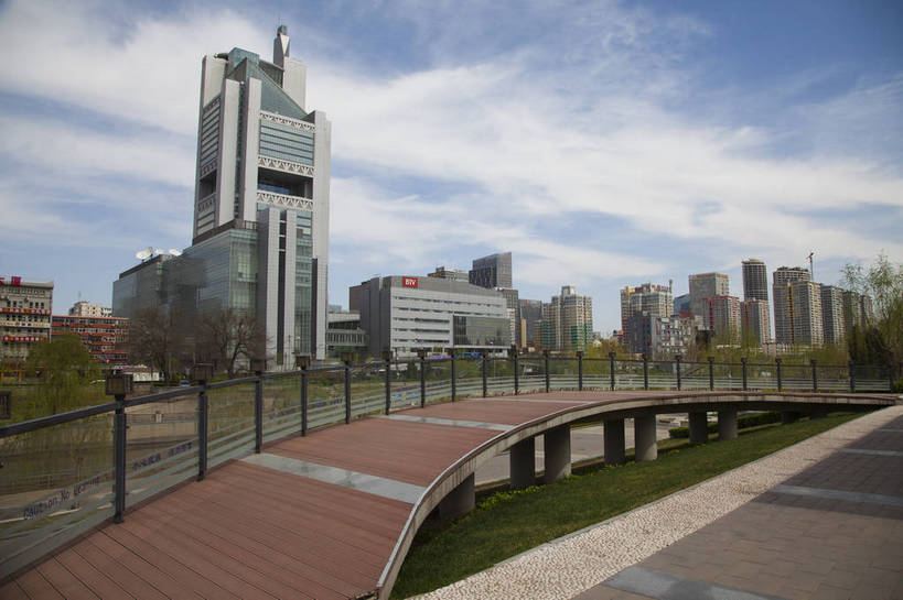 无人,公园,广场,横图,彩色,室外,白天,旅游,商务,美景,道路,建筑,街道,路,公路,北京,中国,亚洲,图片,河岸,景观,桥,交通,首都,辉煌,现代建筑,旅游胜地,商务楼,景色,金融,摄影,经济,河堤,文明,中国文化,贸易,东亚,发展,中华人民共和国,北京市,京,北平,华北地区,朝阳区,通州区,繁荣,河,马路,旅行,商业,北京CBD,北京商务中心区,中国北京大北窑,庆丰公园,建外SOHO,通惠河,bj174