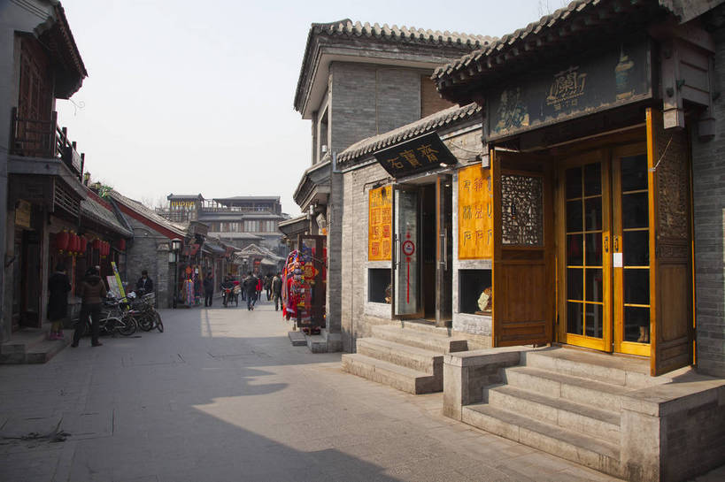 横图,彩色,室外,白天,旅游,美景,标志建筑,道路,地标,建筑,街道,路,公路,北京,中国,民俗,图片,景观,建筑群,交通,古典,古迹,建设,什刹海,旅游胜地,景色,摄影,怀旧,文明,西城区,马路,旅行,店铺,传统文化,烟袋斜街,bj174