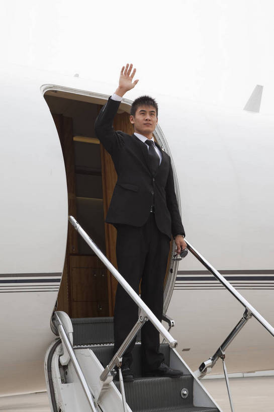 东方人,商务人士,商务男性,机场,站,攀登,竖图,彩色,室外,白天,侧面,衬衫,西装,商务,时尚,成功,飞机,手提箱,北京,中国,仅一个人,套装,正装,梯子,图片,阶梯,交通,航空,现代,交通工具,职业,爬,成熟,自信,运输,摄影,青春,上升,登机,客机,载具,商务装,工薪阶层,登高,精明,男人,男性,年轻男性,亚洲人,中国人,年轻人,白领,保安,上班族,攀爬,全身,衬衣,愉快,私人飞机,bj174