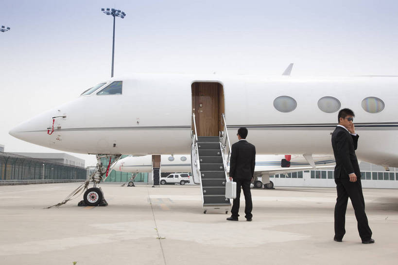 东方人,两个人,商务人士,商务男性,机场,站,攀登,横图,彩色,室外,白天,侧面,衬衫,西装,商务,时尚,成功,合作,团队,飞机,手提箱,北京,中国,套装,正装,梯子,图片,阶梯,交通,航空,现代,背面,交通工具,职业,爬,成熟,自信,运输,摄影,青春,上升,登机,客机,载具,商务装,工薪阶层,登高,精明,男人,男性,年轻男性,亚洲人,中国人,年轻人,白领,保安,上班族,攀爬,全身,衬衣,愉快,私人飞机,bj174