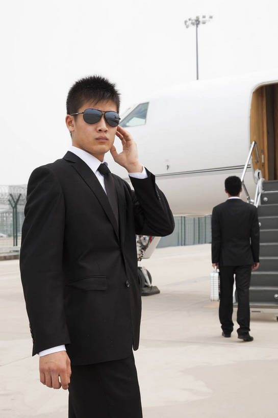 东方人,两个人,商务人士,商务男性,机场,站,攀登,竖图,彩色,室外,白天,侧面,衬衫,西装,商务,时尚,成功,合作,团队,飞机,手提箱,北京,中国,套装,正装,梯子,图片,阶梯,交通,航空,现代,背面,交通工具,职业,爬,成熟,自信,运输,摄影,青春,上升,登机,客机,载具,商务装,工薪阶层,登高,精明,男人,男性,年轻男性,亚洲人,中国人,年轻人,白领,保安,上班族,攀爬,半身,衬衣,愉快,私人飞机,bj174