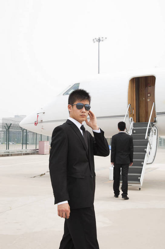 东方人,两个人,商务人士,商务男性,机场,站,攀登,竖图,彩色,室外,白天,侧面,衬衫,西装,商务,时尚,成功,合作,团队,飞机,手提箱,北京,中国,套装,正装,梯子,图片,阶梯,交通,航空,现代,背面,交通工具,职业,爬,成熟,自信,运输,摄影,青春,上升,登机,客机,载具,商务装,工薪阶层,登高,精明,男人,男性,年轻男性,亚洲人,中国人,年轻人,白领,保安,上班族,攀爬,半身,衬衣,愉快,私人飞机,bj174