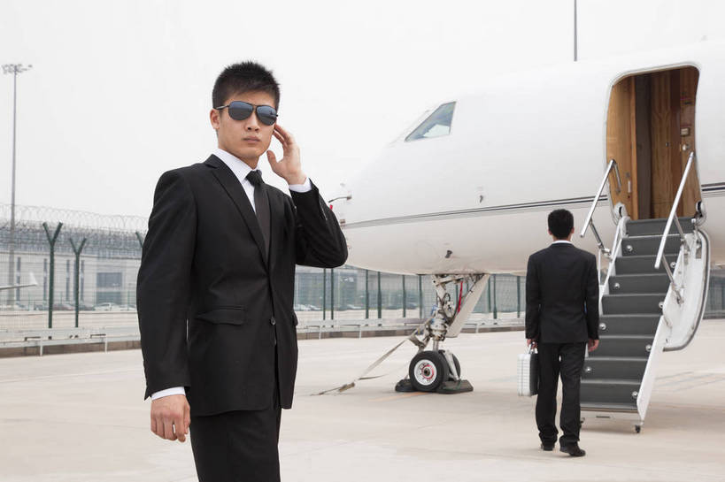 东方人,两个人,商务人士,商务男性,机场,站,攀登,横图,彩色,室外,白天,侧面,衬衫,西装,商务,时尚,成功,合作,团队,飞机,手提箱,北京,中国,套装,正装,梯子,图片,阶梯,交通,航空,现代,背面,交通工具,职业,爬,成熟,自信,运输,摄影,青春,上升,登机,客机,载具,商务装,工薪阶层,登高,精明,男人,男性,年轻男性,亚洲人,中国人,年轻人,白领,保安,上班族,攀爬,半身,衬衣,愉快,私人飞机,bj174