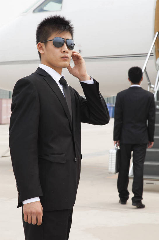 东方人,两个人,商务人士,商务男性,机场,站,攀登,竖图,彩色,室外,白天,侧面,衬衫,西装,商务,时尚,成功,合作,团队,飞机,手提箱,北京,中国,套装,正装,梯子,图片,阶梯,交通,航空,现代,背面,交通工具,职业,爬,成熟,自信,运输,摄影,青春,上升,登机,客机,载具,商务装,工薪阶层,登高,精明,男人,男性,年轻男性,亚洲人,中国人,年轻人,白领,保安,上班族,攀爬,半身,衬衣,愉快,私人飞机,bj174