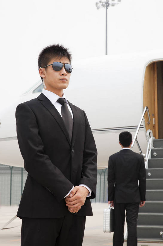 东方人,两个人,商务人士,商务男性,机场,站,攀登,竖图,彩色,室外,白天,侧面,衬衫,西装,商务,时尚,成功,合作,团队,飞机,手提箱,北京,中国,套装,正装,梯子,图片,阶梯,交通,航空,现代,背面,交通工具,职业,爬,成熟,自信,运输,摄影,青春,上升,登机,客机,载具,商务装,工薪阶层,登高,精明,男人,男性,年轻男性,亚洲人,中国人,年轻人,白领,保安,上班族,攀爬,半身,衬衣,愉快,私人飞机,bj174