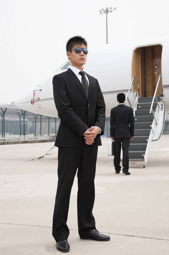 东方人,两个人,商务人士,商务男性,机场,站,攀登,竖图,彩色,室外,白天,侧面,衬衫,西装,商务,时尚,成功,合作,团队,飞机,手提箱,北京,中国,套装,正装,梯子,图片,阶梯,交通,航空,现代,背面,交通工具,职业,爬,成熟,自信,运输,摄影,青春,上升,登机,客机,载具,商务装,工薪阶层,登高,精明,男人,男性,年轻男性,亚洲人,中国人,年轻人,白领,保安,上班族,攀爬,全身,衬衣,愉快,私人飞机,bj174