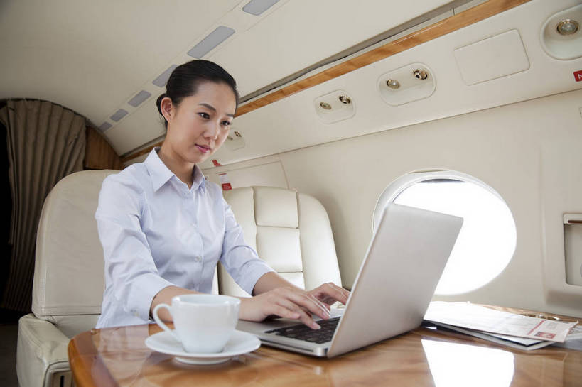 东方人,商务人士,商务女性,坐,横图,彩色,室内,白天,侧面,衬衫,商务,时尚,飞机,报纸,北京,中国,仅一个人,套装,正装,图片,交通,航空,现代,喝茶,交通工具,职业,机舱,成熟,美女,自信,运输,摄影,读报,青春,优雅,客机,载具,商务装,工薪阶层,精明,年轻女性,女人,女性,亚洲人,中国人,年轻人,白领,上班族,茶杯,半身,愉快,私人飞机,bj174