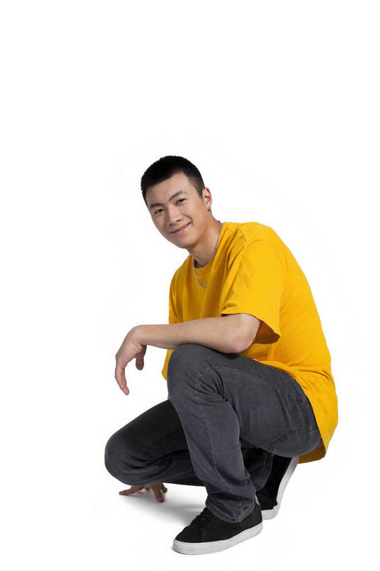 东方人,蹲,竖图,彩色,室内,白天,侧面,时尚,跳舞,热情,北京,中国,仅一个人,图片,街头,休闲装,健康,个性,活力,激情,平衡,竖,摄影,技巧,青春,街舞,酷,嘻哈,弹性,动感,技能,男人,男性,年轻男性,亚洲人,中国人,年轻人,全身,影棚拍摄,愉快,舞蹈,bj174