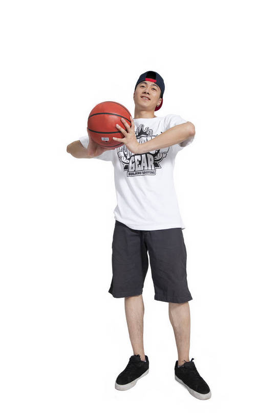 东方人,竖图,彩色,室内,白天,正面,时尚,跳舞,热情,运动,篮球,北京,中国,仅一个人,运球,图片,街头,玩,休闲装,健康,个性,活力,激情,平衡,竖,摄影,技巧,青春,街舞,酷,嘻哈,弹性,动感,技能,男人,男性,年轻男性,亚洲人,中国人,年轻人,全身,影棚拍摄,愉快,舞蹈,bj174