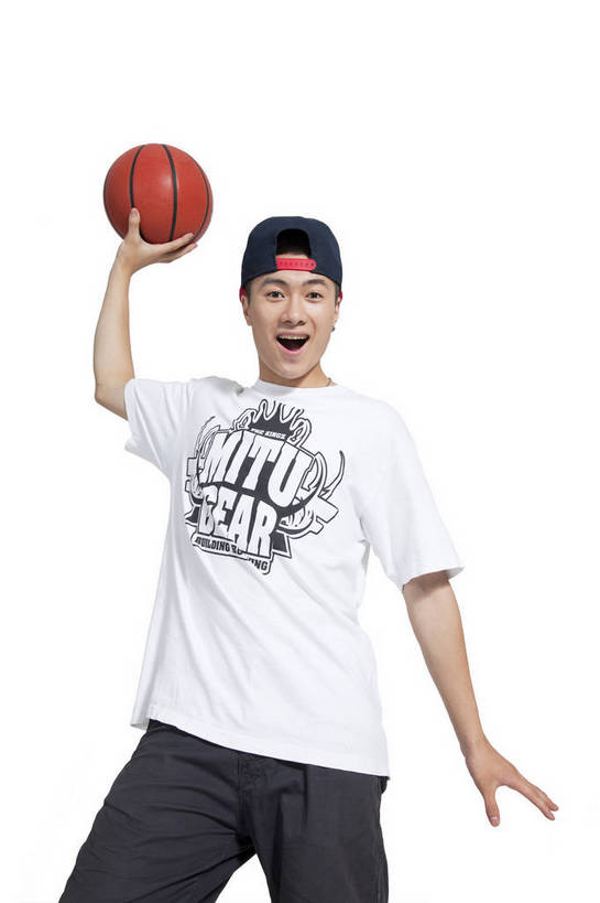 东方人,竖图,彩色,室内,白天,正面,时尚,跳舞,热情,运动,篮球,北京,中国,仅一个人,运球,图片,街头,玩,休闲装,健康,个性,活力,激情,平衡,竖,摄影,技巧,青春,街舞,酷,嘻哈,弹性,动感,技能,男人,男性,年轻男性,亚洲人,中国人,年轻人,半身,影棚拍摄,愉快,舞蹈,bj174