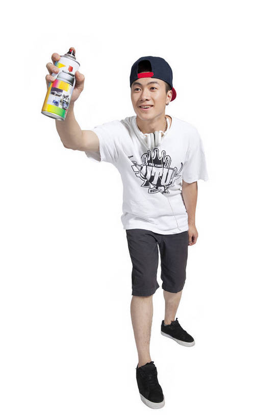 东方人,站,竖图,彩色,室内,白天,正面,时尚,热情,北京,中国,仅一个人,劳动,图片,街头,休闲装,健康,个性,活力,激情,平衡,竖,摄影,技巧,青春,酷,嘻哈,喷雾剂,弹性,动感,技能,男人,男性,年轻男性,亚洲人,中国人,年轻人,全身,影棚拍摄,愉快,bj174