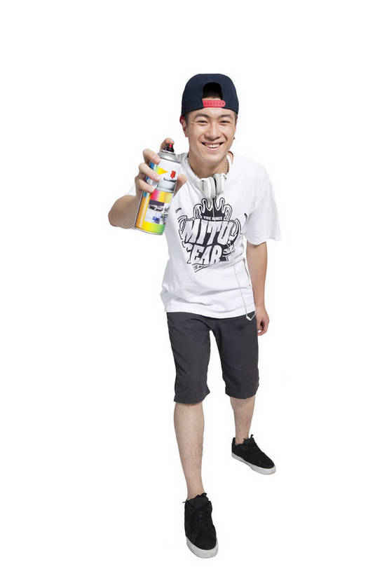 东方人,站,竖图,彩色,室内,白天,正面,时尚,热情,北京,中国,仅一个人,劳动,图片,街头,休闲装,健康,个性,活力,激情,平衡,竖,摄影,技巧,青春,酷,嘻哈,喷雾剂,弹性,动感,技能,男人,男性,年轻男性,亚洲人,中国人,年轻人,全身,影棚拍摄,愉快,bj174