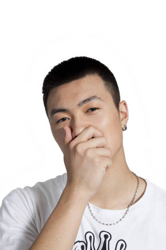 东方人,五官,脸,竖图,彩色,室内,白天,正面,时尚,热情,北京,中国,仅一个人,图片,街头,休闲装,健康,表情,个性,活力,竖,摄影,头像,青春,酷,嘻哈,男人,男性,年轻男性,亚洲人,中国人,年轻人,面部,影棚拍摄,愉快,捂着,bj174