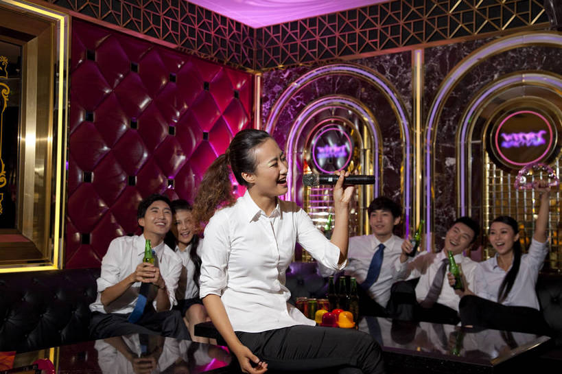 啤酒,东方人,站,坐,横图,彩色,室内,白天,正面,侧面,聚会,时尚,友谊,热情,房间,KTV,北京,中国,庆祝,图片,许多人,豪华,喝酒,六个人,一群人,享受,健康,团体,休闲服,活力,可爱,美女,唱歌,摄影,生活方式,ktv包厢,包厢,歌厅,包房,乐观,ktv包房,团结,男人,男性,年轻男性,年轻女性,女人,女性,亚洲人,中国人,年轻人,半身,派对,高兴,愉快,卡拉ok,奢华,bj174