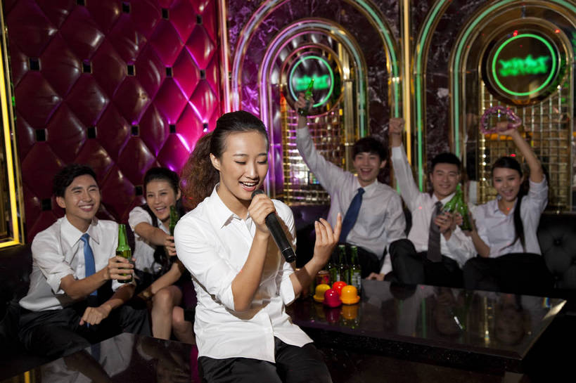 啤酒,东方人,站,坐,横图,彩色,室内,白天,正面,侧面,聚会,时尚,友谊,热情,房间,KTV,北京,中国,庆祝,图片,许多人,豪华,喝酒,六个人,一群人,享受,健康,团体,休闲服,活力,可爱,美女,唱歌,摄影,生活方式,ktv包厢,包厢,歌厅,包房,乐观,ktv包房,团结,男人,男性,年轻男性,年轻女性,女人,女性,亚洲人,中国人,年轻人,半身,派对,高兴,愉快,卡拉ok,奢华,bj174