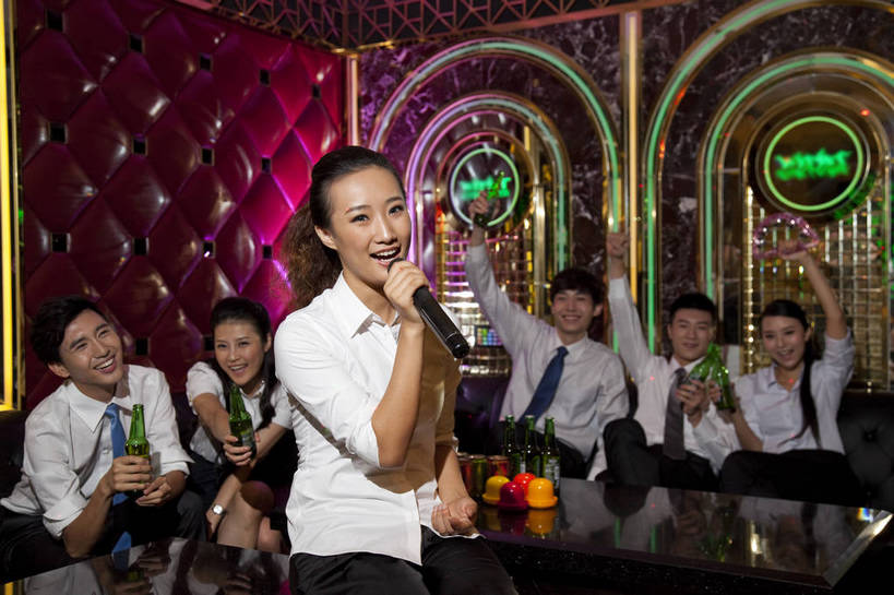 啤酒,东方人,站,坐,横图,彩色,室内,白天,正面,侧面,聚会,时尚,友谊,热情,房间,KTV,北京,中国,庆祝,图片,许多人,豪华,喝酒,六个人,一群人,享受,健康,团体,休闲服,活力,可爱,美女,唱歌,摄影,生活方式,ktv包厢,包厢,歌厅,包房,乐观,ktv包房,团结,男人,男性,年轻男性,年轻女性,女人,女性,亚洲人,中国人,年轻人,半身,派对,高兴,愉快,卡拉ok,奢华,bj174