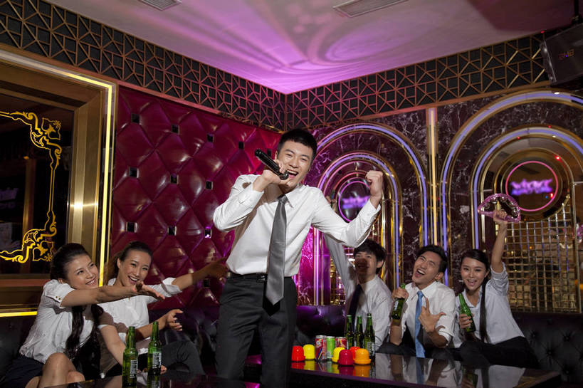 啤酒,东方人,站,坐,横图,彩色,室内,白天,正面,侧面,聚会,时尚,友谊,热情,房间,KTV,北京,中国,庆祝,图片,许多人,豪华,喝酒,六个人,一群人,享受,健康,团体,休闲服,活力,可爱,美女,唱歌,摄影,生活方式,ktv包厢,包厢,歌厅,包房,乐观,ktv包房,团结,男人,男性,年轻男性,年轻女性,女人,女性,亚洲人,中国人,年轻人,半身,派对,高兴,愉快,卡拉ok,奢华,bj174