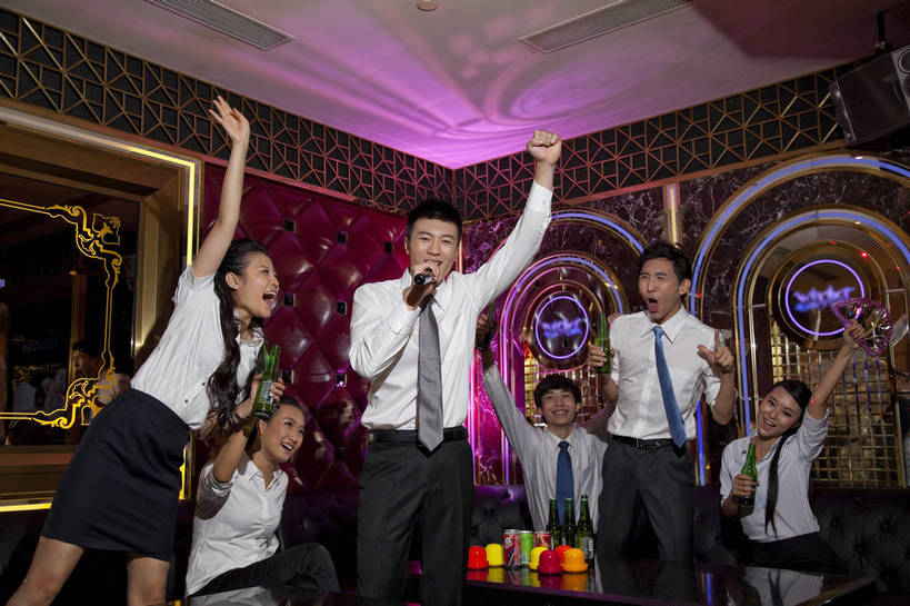 啤酒,东方人,站,坐,横图,彩色,室内,白天,正面,侧面,聚会,时尚,友谊,热情,房间,KTV,北京,中国,庆祝,图片,许多人,豪华,喝酒,六个人,一群人,享受,健康,团体,休闲服,活力,可爱,美女,唱歌,摄影,生活方式,ktv包厢,包厢,歌厅,包房,乐观,ktv包房,团结,男人,男性,年轻男性,年轻女性,女人,女性,亚洲人,中国人,年轻人,半身,派对,高兴,愉快,卡拉ok,奢华,bj174