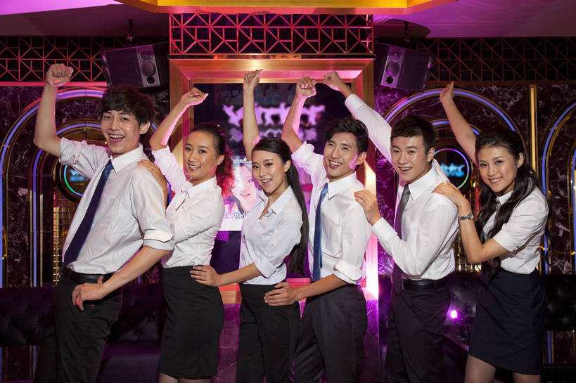 东方人,站,横图,彩色,室内,白天,侧面,聚会,时尚,友谊,热情,房间,KTV,北京,中国,图片,许多人,豪华,六个人,一群人,享受,健康,团体,休闲服,活力,可爱,狂欢,美女,摄影,生活方式,ktv包厢,包厢,手舞足蹈,歌厅,包房,乐观,ktv包房,团结,男人,男性,年轻男性,年轻女性,女人,女性,亚洲人,中国人,年轻人,半身,派对,高兴,愉快,卡拉ok,奢华,bj174