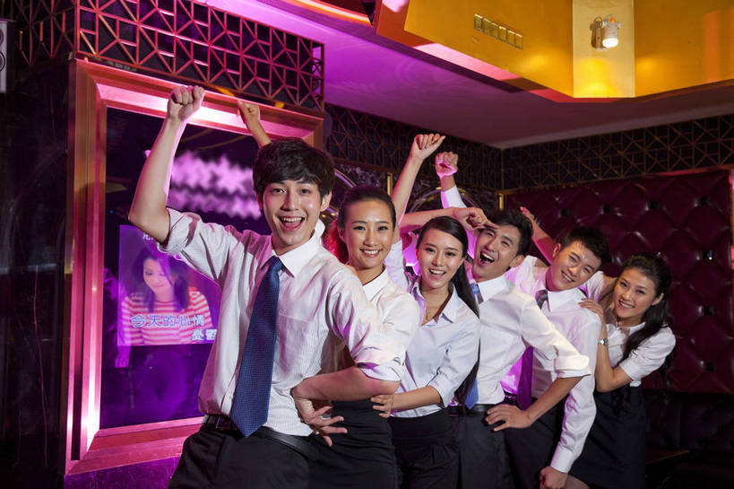 东方人,站,横图,彩色,室内,白天,正面,聚会,时尚,友谊,热情,房间,KTV,北京,中国,图片,许多人,豪华,六个人,一群人,享受,健康,团体,休闲服,活力,可爱,狂欢,美女,摄影,生活方式,ktv包厢,包厢,手舞足蹈,歌厅,包房,乐观,ktv包房,团结,男人,男性,年轻男性,年轻女性,女人,女性,亚洲人,中国人,年轻人,半身,派对,高兴,愉快,卡拉ok,奢华,bj174
