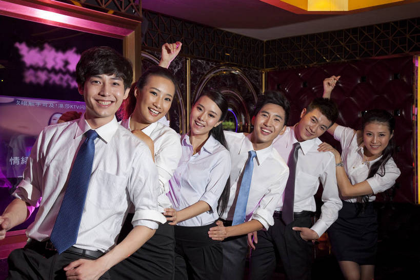 东方人,站,横图,彩色,室内,白天,正面,聚会,时尚,友谊,热情,房间,KTV,北京,中国,图片,许多人,豪华,六个人,一群人,享受,健康,团体,休闲服,活力,可爱,狂欢,美女,摄影,生活方式,ktv包厢,包厢,手舞足蹈,歌厅,包房,乐观,ktv包房,团结,男人,男性,年轻男性,年轻女性,女人,女性,亚洲人,中国人,年轻人,半身,派对,高兴,愉快,卡拉ok,奢华,bj174