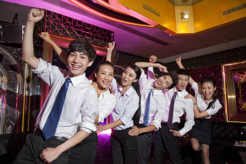 东方人,站,横图,彩色,室内,白天,侧面,聚会,时尚,友谊,热情,房间,KTV,北京,中国,图片,许多人,豪华,六个人,一群人,享受,健康,团体,休闲服,活力,可爱,狂欢,美女,摄影,生活方式,ktv包厢,包厢,手舞足蹈,歌厅,包房,乐观,ktv包房,团结,男人,男性,年轻男性,年轻女性,女人,女性,亚洲人,中国人,年轻人,半身,派对,高兴,愉快,卡拉ok,奢华,bj174