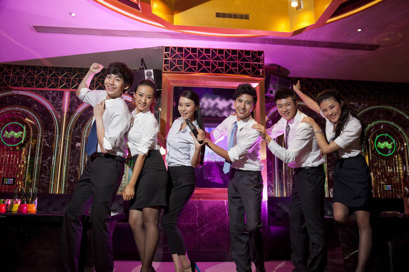 东方人,站,横图,彩色,室内,白天,侧面,聚会,时尚,友谊,热情,房间,KTV,北京,中国,图片,许多人,豪华,六个人,一群人,享受,健康,团体,休闲服,活力,可爱,狂欢,美女,摄影,生活方式,ktv包厢,包厢,手舞足蹈,歌厅,包房,乐观,ktv包房,团结,男人,男性,年轻男性,年轻女性,女人,女性,亚洲人,中国人,年轻人,全身,派对,高兴,愉快,卡拉ok,奢华,bj174