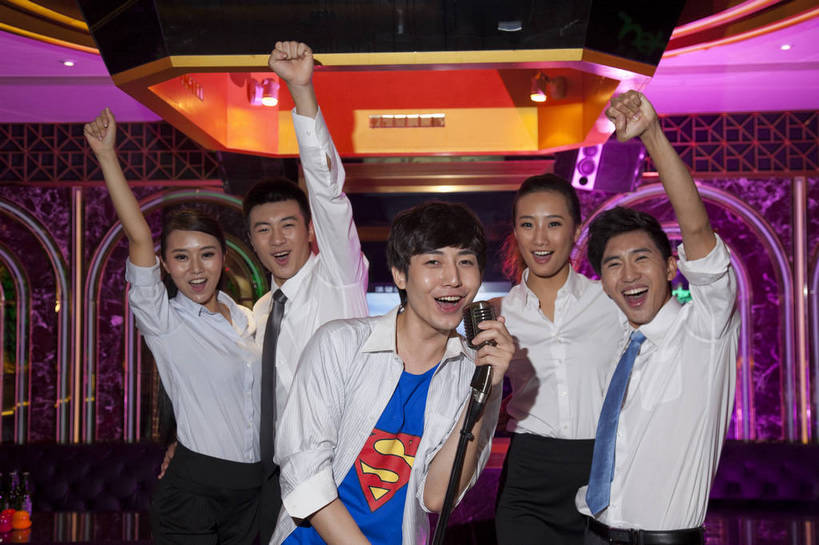 东方人,站,横图,彩色,室内,白天,正面,侧面,聚会,时尚,友谊,热情,房间,KTV,北京,中国,五个人,服装,图片,许多人,豪华,外套,衣服,一群人,享受,健康,团体,休闲服,披风,活力,可爱,狂欢,美女,唱歌,摄影,服饰,生活方式,ktv包厢,包厢,手舞足蹈,衣着,穿着,歌厅,斗篷,包房,乐观,ktv包房,衣饰,团结,男人,男性,年轻男性,年轻女性,女人,女性,亚洲人,中国人,年轻人,外衣,半身,派对,高兴,愉快,卡拉ok,奢华,莲蓬衣,bj174