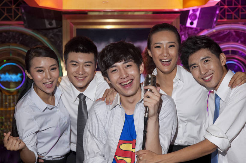 东方人,站,横图,彩色,室内,白天,正面,聚会,时尚,友谊,热情,房间,KTV,北京,中国,五个人,服装,图片,许多人,豪华,外套,衣服,一群人,享受,健康,团体,休闲服,披风,活力,可爱,狂欢,美女,唱歌,摄影,服饰,生活方式,ktv包厢,包厢,手舞足蹈,衣着,穿着,歌厅,斗篷,包房,乐观,ktv包房,衣饰,团结,男人,男性,年轻男性,年轻女性,女人,女性,亚洲人,中国人,年轻人,外衣,半身,派对,高兴,愉快,卡拉ok,奢华,莲蓬衣,bj174