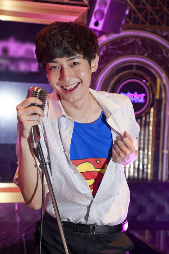 东方人,站,竖图,彩色,室内,白天,正面,时尚,热情,房间,KTV,北京,中国,仅一个人,服装,图片,豪华,外套,衣服,享受,健康,休闲服,披风,活力,可爱,狂欢,唱歌,摄影,服饰,生活方式,ktv包厢,包厢,手舞足蹈,衣着,穿着,歌厅,斗篷,包房,乐观,ktv包房,衣饰,男人,男性,年轻男性,亚洲人,中国人,年轻人,外衣,半身,高兴,愉快,卡拉ok,奢华,莲蓬衣,bj174