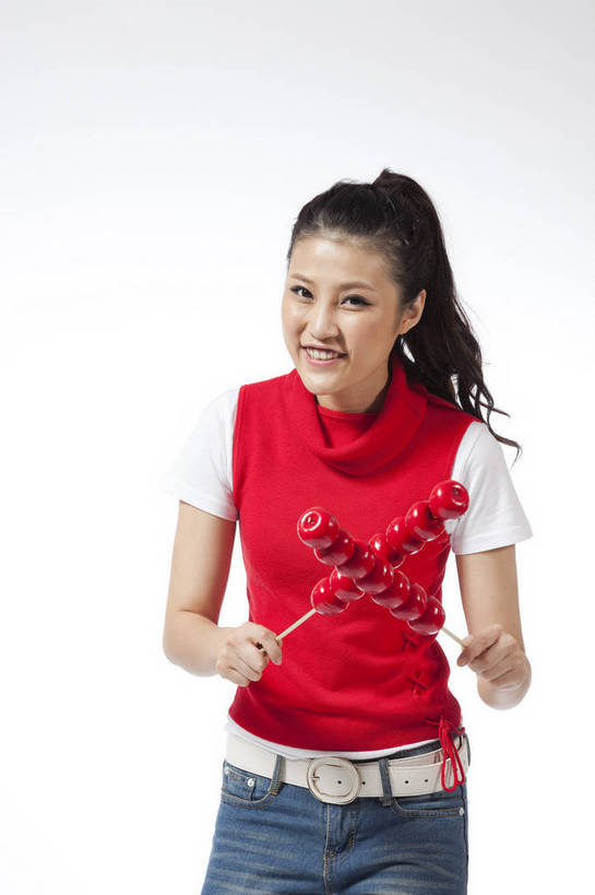 东方人,站,笑,竖图,彩色,室内,白天,抠图,白色背景,正面,时尚,热情,北京,中国,仅一个人,图片,享受,休闲服,展示,活力,可爱,美女,竖,自信,摄影,生活方式,青春,糖葫芦,轻松,乐观,年轻女性,女人,女性,亚洲人,中国人,年轻人,半身,影棚拍摄,愉快,红衣,bj174