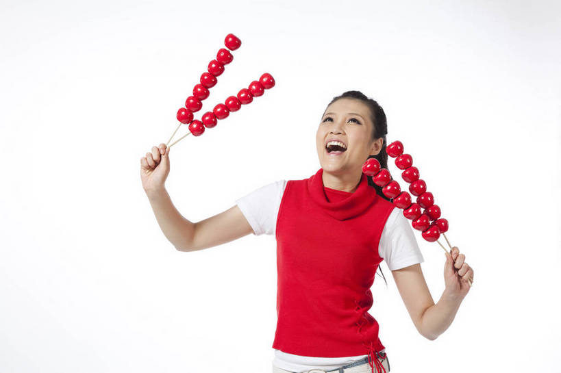 东方人,站,笑,横图,彩色,室内,白天,抠图,白色背景,正面,时尚,热情,北京,中国,仅一个人,图片,享受,休闲服,展示,活力,可爱,美女,自信,摄影,生活方式,青春,糖葫芦,轻松,乐观,年轻女性,女人,女性,亚洲人,中国人,年轻人,半身,影棚拍摄,愉快,红衣,bj174