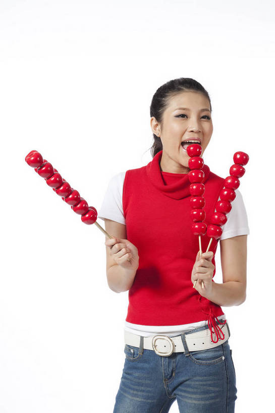 东方人,站,笑,竖图,彩色,室内,白天,抠图,白色背景,正面,时尚,热情,北京,中国,仅一个人,图片,享受,休闲服,展示,活力,可爱,美女,竖,自信,摄影,生活方式,青春,糖葫芦,轻松,乐观,年轻女性,女人,女性,亚洲人,中国人,年轻人,半身,影棚拍摄,愉快,红衣,bj174