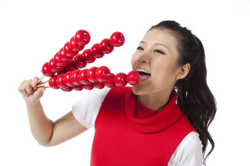 东方人,站,笑,横图,彩色,室内,白天,抠图,白色背景,侧面,时尚,热情,北京,中国,仅一个人,图片,享受,休闲服,展示,活力,可爱,美女,自信,摄影,生活方式,青春,糖葫芦,轻松,乐观,年轻女性,女人,女性,亚洲人,中国人,年轻人,半身,影棚拍摄,愉快,红衣,bj174