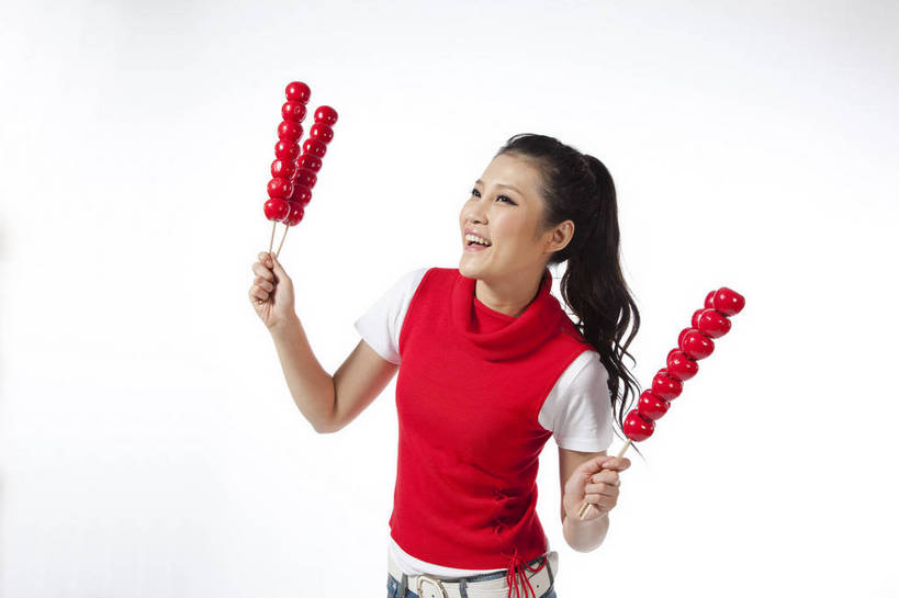 东方人,站,笑,横图,彩色,室内,白天,抠图,白色背景,侧面,时尚,热情,北京,中国,仅一个人,图片,享受,休闲服,展示,活力,可爱,美女,自信,摄影,生活方式,青春,糖葫芦,轻松,乐观,年轻女性,女人,女性,亚洲人,中国人,年轻人,半身,影棚拍摄,愉快,红衣,bj174