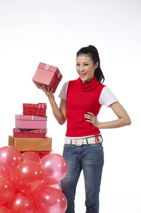 东方人,站,笑,竖图,彩色,室内,白天,抠图,白色背景,侧面,时尚,热情,礼盒,礼物,北京,中国,仅一个人,节日,庆祝,图片,文化,气球,庆典,享受,休闲服,活力,可爱,美女,竖,自信,摄影,生活方式,纪念,青春,轻松,乐观,年轻女性,女人,女性,亚洲人,中国人,年轻人,半身,影棚拍摄,愉快,红衣,bj174