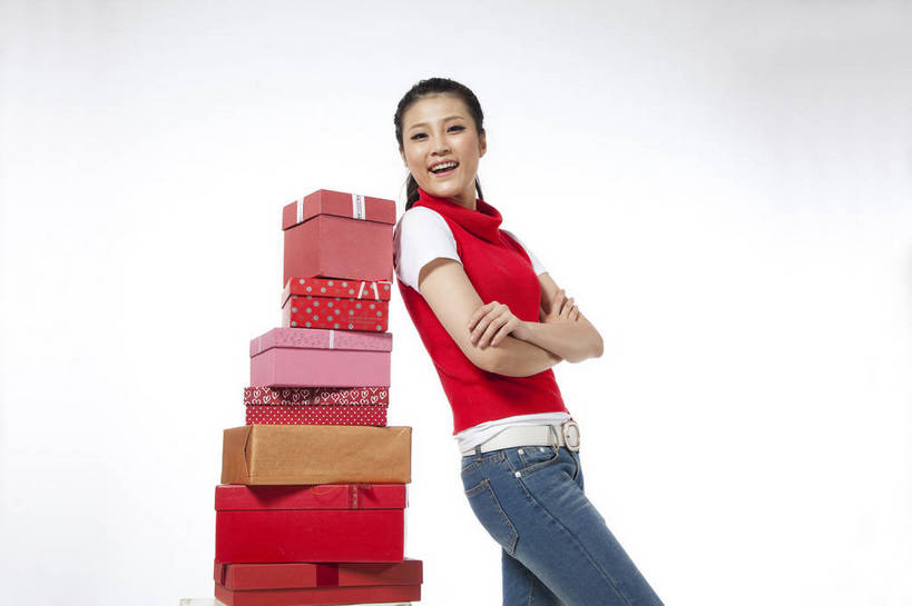 东方人,站,笑,横图,彩色,室内,白天,抠图,白色背景,侧面,时尚,热情,礼盒,礼物,北京,中国,仅一个人,节日,庆祝,图片,文化,庆典,享受,休闲服,活力,可爱,美女,自信,摄影,生活方式,纪念,青春,轻松,乐观,年轻女性,女人,女性,亚洲人,中国人,年轻人,半身,影棚拍摄,愉快,红衣,bj174