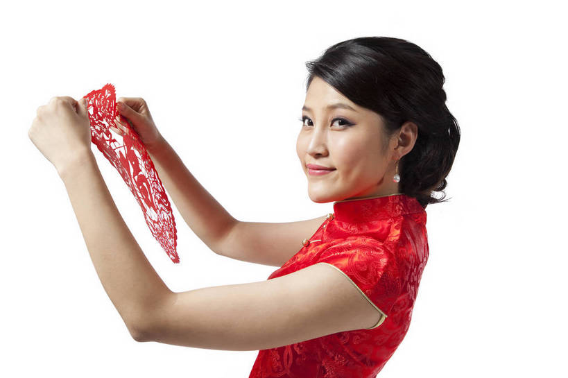 东方人,站,笑,横图,彩色,室内,白天,抠图,白色背景,侧面,民族服装,时尚,成功,北京,中国,仅一个人,旗袍,节日,庆祝,图片,古典,文化,传统,福字,剪纸,庆典,喜庆,成熟,可爱,美女,自信,摄影,生活方式,纪念,青春,优雅,端庄,窗花,乐观,妖娆,年轻女性,女人,女性,亚洲人,中国人,年轻人,半身,影棚拍摄,礼服,愉快,红衣,bj174