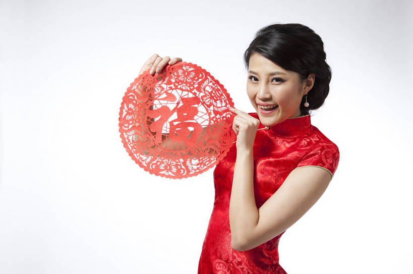 东方人,站,笑,横图,彩色,室内,白天,抠图,白色背景,侧面,民族服装,时尚,成功,北京,中国,仅一个人,旗袍,节日,庆祝,图片,古典,文化,传统,福字,剪纸,庆典,喜庆,成熟,可爱,美女,自信,摄影,生活方式,纪念,青春,优雅,端庄,窗花,乐观,妖娆,年轻女性,女人,女性,亚洲人,中国人,年轻人,半身,影棚拍摄,礼服,愉快,红衣,bj174