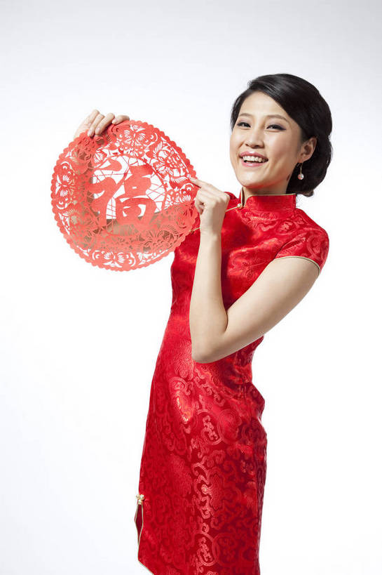 东方人,站,笑,竖图,彩色,室内,白天,抠图,白色背景,侧面,民族服装,时尚,成功,北京,中国,仅一个人,旗袍,节日,庆祝,图片,古典,文化,传统,福字,剪纸,庆典,喜庆,成熟,可爱,美女,竖,自信,摄影,生活方式,纪念,青春,优雅,端庄,窗花,乐观,妖娆,年轻女性,女人,女性,亚洲人,中国人,年轻人,半身,影棚拍摄,礼服,愉快,红衣,bj174