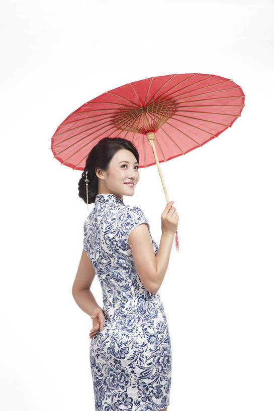 东方人,站,竖图,彩色,室内,白天,抠图,白色背景,民族服装,时尚,成功,北京,中国,仅一个人,旗袍,伞,图片,古典,传统,背面,撑伞,背影,成熟,可爱,美女,竖,自信,摄影,生活方式,青春,优雅,端庄,乐观,年轻女性,女人,女性,亚洲人,中国人,年轻人,半身,影棚拍摄,礼服,愉快,bj174