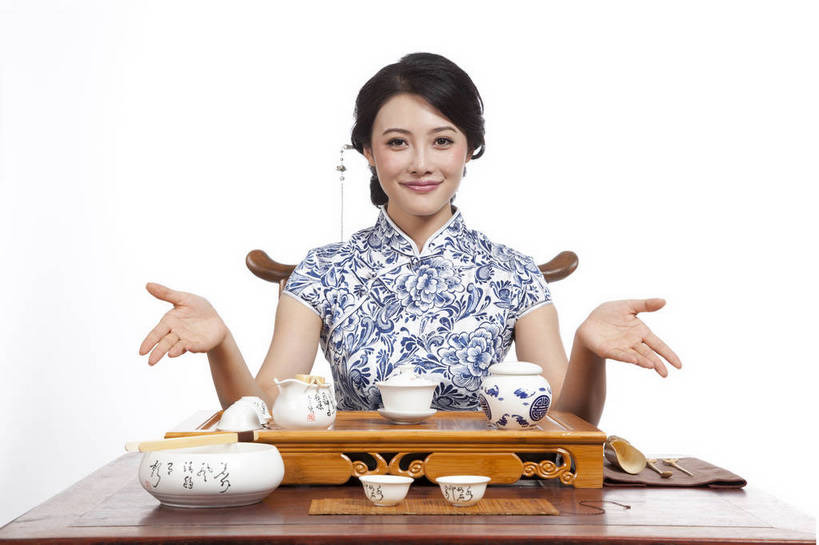 东方人,坐,横图,彩色,室内,白天,抠图,白色背景,正面,民族服装,时尚,成功,北京,中国,仅一个人,旗袍,图片,泡茶,古典,传统,茶具,成熟,可爱,美女,自信,摄影,生活方式,青春,优雅,茶艺,乐观,年轻女性,女人,女性,亚洲人,中国人,年轻人,半身,影棚拍摄,礼服,愉快,bj174