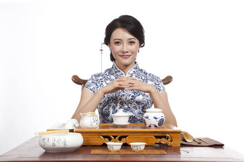 东方人,坐,横图,彩色,室内,白天,抠图,白色背景,正面,民族服装,时尚,成功,北京,中国,仅一个人,旗袍,图片,泡茶,古典,传统,茶具,成熟,可爱,美女,自信,摄影,生活方式,青春,优雅,茶艺,乐观,年轻女性,女人,女性,亚洲人,中国人,年轻人,半身,影棚拍摄,礼服,愉快,bj174