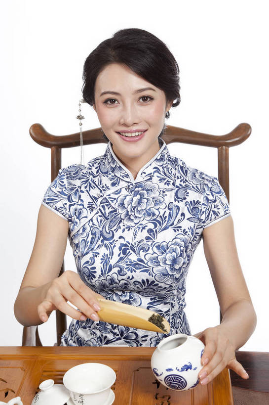 东方人,坐,竖图,彩色,室内,白天,抠图,白色背景,正面,民族服装,时尚,成功,北京,中国,仅一个人,旗袍,图片,泡茶,古典,传统,茶具,成熟,可爱,美女,竖,自信,摄影,生活方式,青春,优雅,茶艺,乐观,年轻女性,女人,女性,亚洲人,中国人,年轻人,半身,影棚拍摄,礼服,愉快,bj174