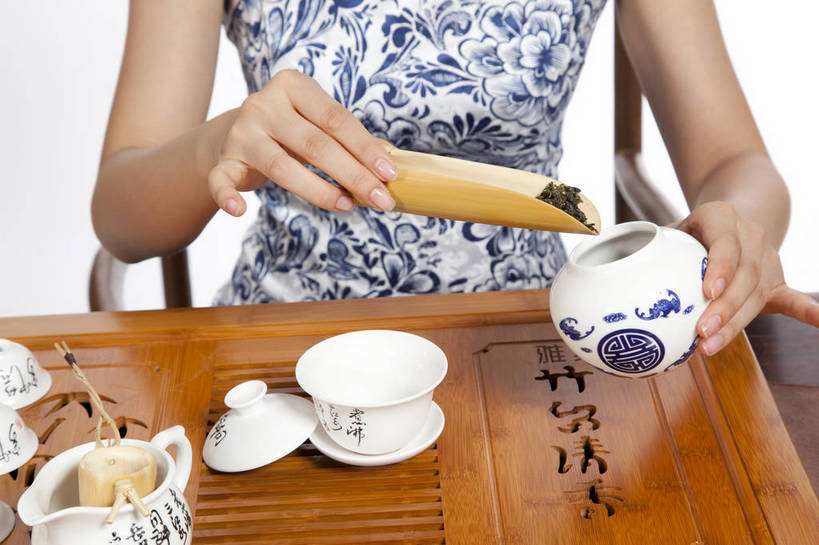 东方人,坐,横图,彩色,室内,白天,抠图,白色背景,正面,民族服装,时尚,成功,北京,中国,仅一个人,旗袍,图片,泡茶,古典,传统,茶具,成熟,可爱,美女,自信,摄影,生活方式,青春,优雅,茶艺,乐观,年轻女性,女人,女性,亚洲人,中国人,年轻人,半身,影棚拍摄,礼服,愉快,bj174